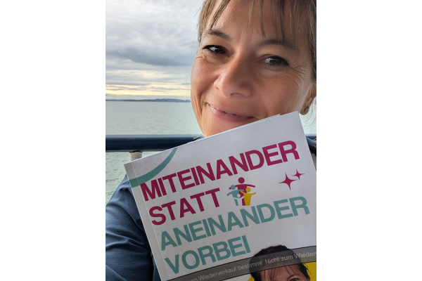 Andrea Hüppin mit ihrem Bestseller „Miteinander statt aneinander vorbei“ – Grundlage für den Elternabend.