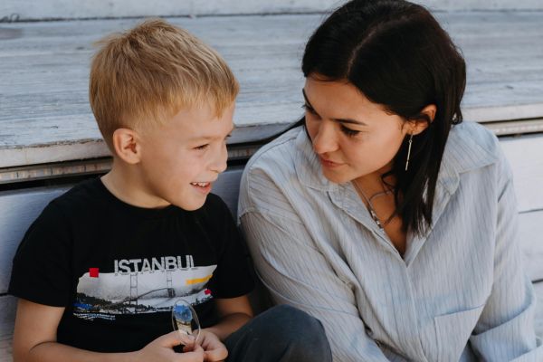 Mutter im Gespräch mit ihrem Sohn – Grenzen setzen und Gefühle begleiten im Alltag.