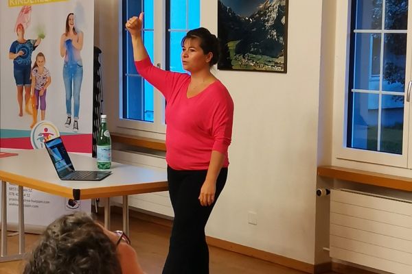 Andrea Hüppin als Referentin beim Elternabend in der Schweiz – Regeln, Grenzen & Gefühle praxisnah erklärt.
