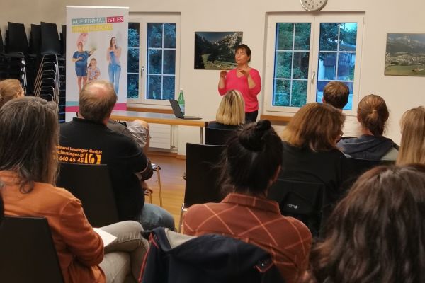 Andrea Hüppin spricht beim Elternabend vor interessierten Eltern – praxisnah, klar und mit sofort umsetzbaren Tipps.