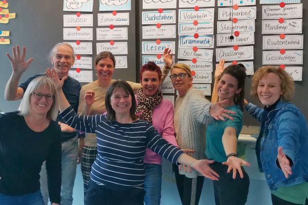 Ich gestalte lebendige Elternabende und praxisnahe Lehrerweiterbildungen an Schulen – mit Impulsen, die hängen bleiben.